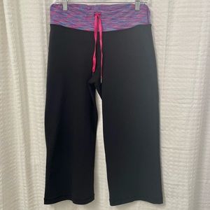 Lululemon Black Multicolored Waist Crop Flared Leggings - Size 8 - EUC!